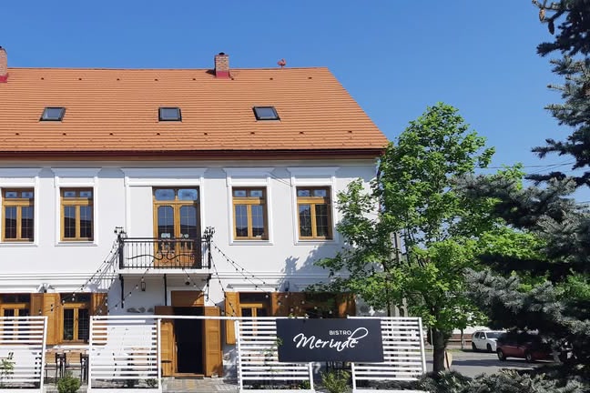 The historic house and front terrace of Bistro Merinde in Orastie